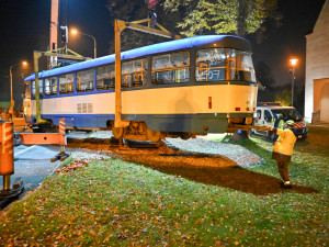 Kafe. Kostel. Zastávka. Půlnoční stěhovaní tramvaje před kostel v Kunčičkách