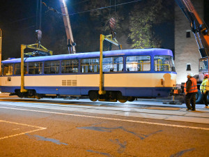 Kafe. Kostel. Zastávka. Půlnoční stěhovaní tramvaje před kostel v Kunčičkách