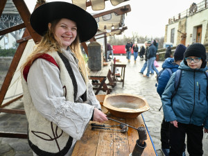 FOTOGALERIE: Vánoce v Ostravě baví. Lidé navštěvují hrad i světelná městečka