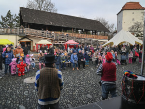 FOTOGALERIE: Vánoce v Ostravě baví. Lidé navštěvují hrad i světelná městečka