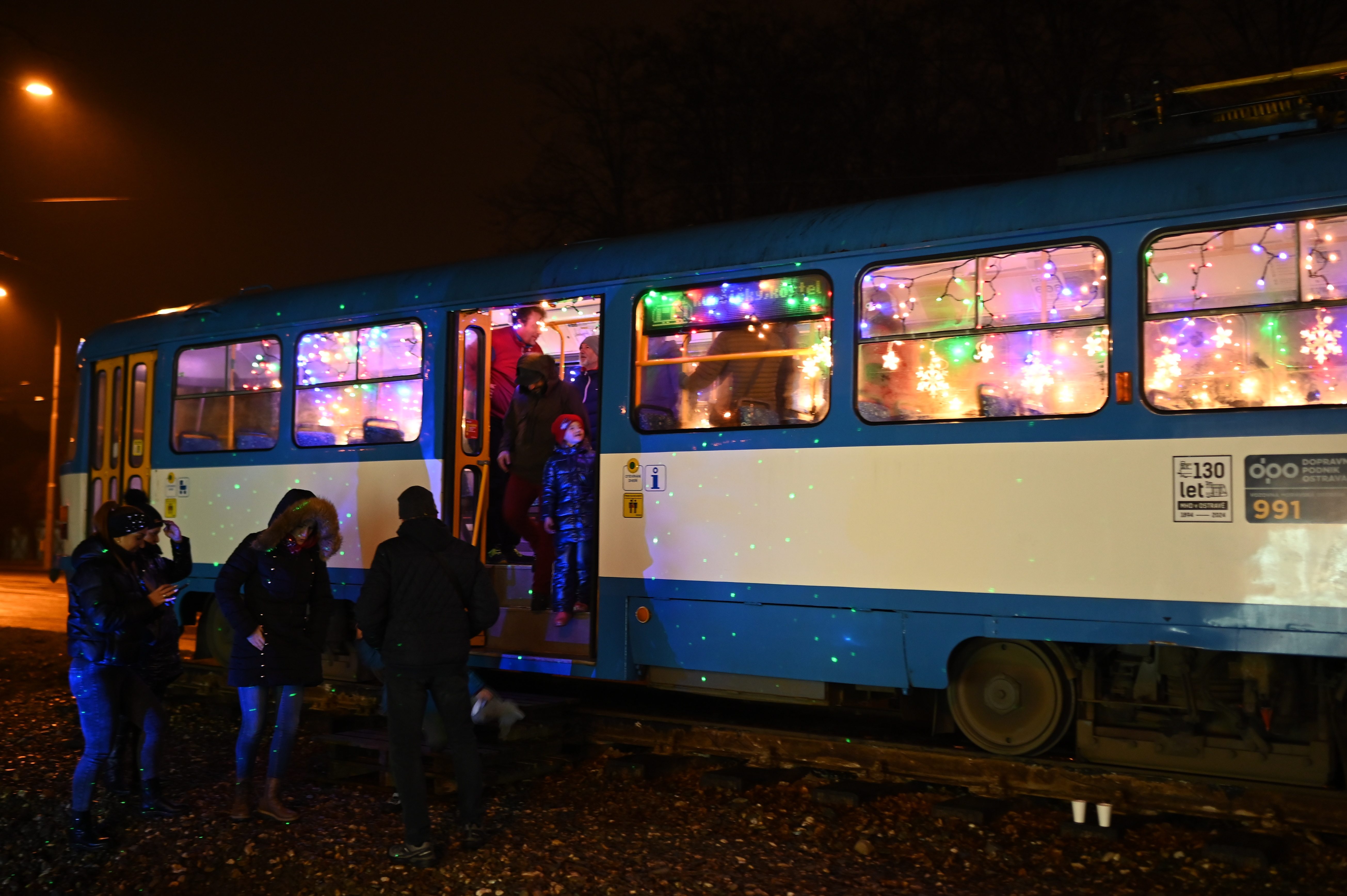 FOTOGALERIE: Tramvaj před kostelem už září, v novém roce ji čeká přestavba