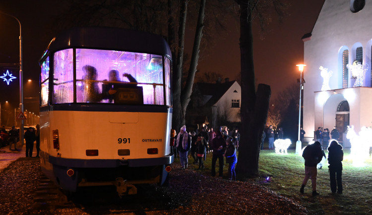 FOTOGALERIE: Tramvaj před kostelem už září, v novém roce ji čeká přestavba