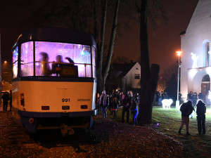 FOTOGALERIE: Tramvaj před kostelem už září, v novém roce ji čeká přestavba