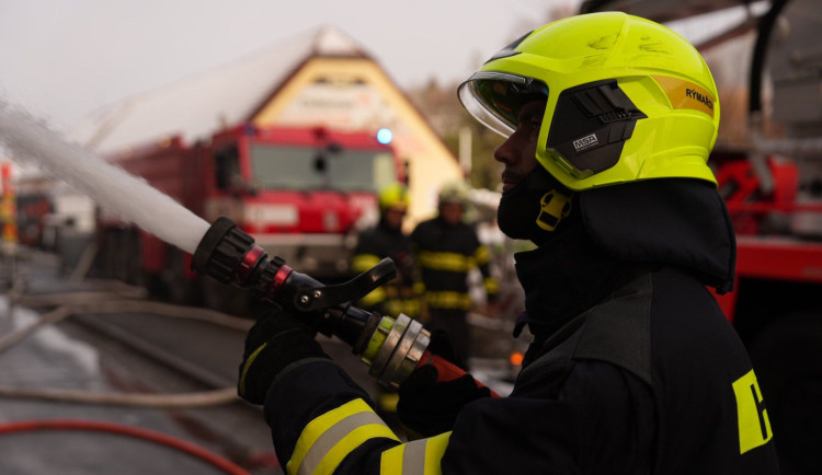 FOTOGALERIE: Hasiči mají na Štědrý den práci. Rozsáhlý požár v Bruntále