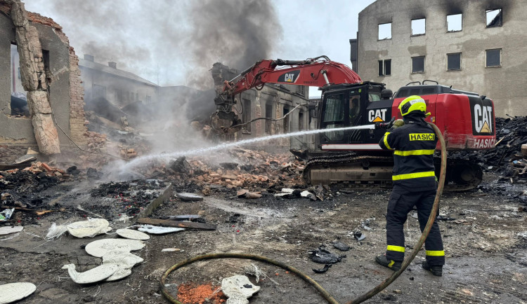 FOTOGALERIE: Hasiči měli na Vánoce práci. Likvidovali rozsáhlý požár v Bruntále