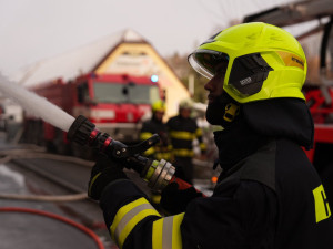 FOTOGALERIE: Hasiči mají na Štědrý den práci. Rozsáhlý požár v Bruntále