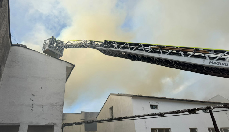 FOTOGALERIE: Desítky hasičů bojují se dvěma požáry