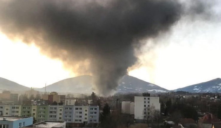 FOTOGALERIE: Desítky hasičů bojují se dvěma požáry