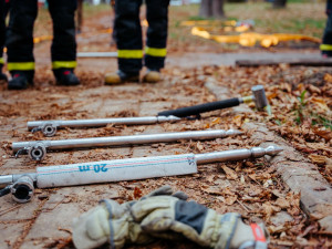 FOTOGALERIE: Desítky hasičů bojují se dvěma požáry