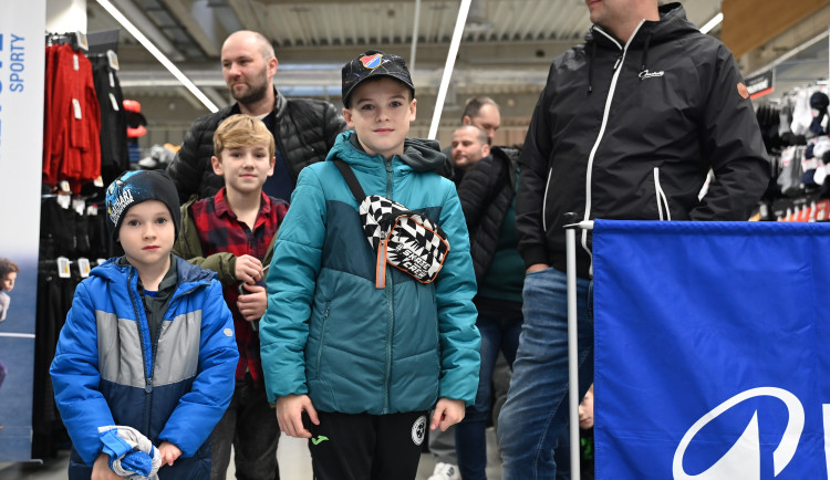 FOTOGALERIE: Modrobílá horečka. Baník baví na hřišti i na autogramiádách