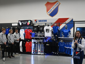 FOTOGALERIE: Modrobílá horečka. Baník baví na hřišti i na autogramiádách