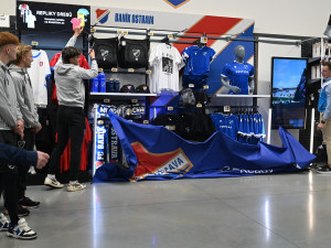 FOTOGALERIE: Modrobílá horečka. Baník baví na hřišti i na autogramiádách