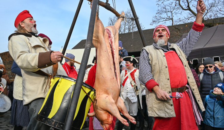 FOTOGALERIE: Masopustní veselí zasáhlo Slezskoostravský hrad. Zabíjačka i maškary