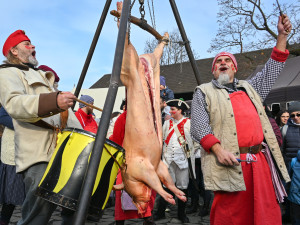 FOTOGALERIE: Masopustní veselí zasáhlo Slezskoostravský hrad. Zabíjačka i maškary