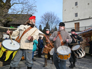 FOTOGALERIE: Masopustní veselí zasáhlo Slezskoostravský hrad. Zabíjačka i maškary