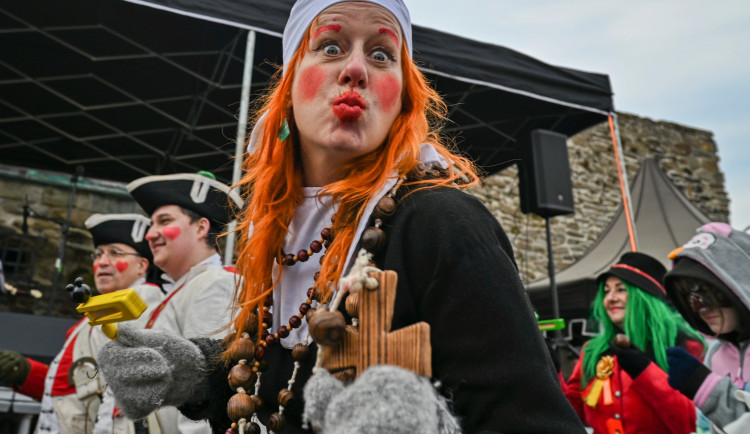 FOTOGALERIE: Masopustní veselí zasáhlo Slezskoostravský hrad. Zabíjačka i maškary