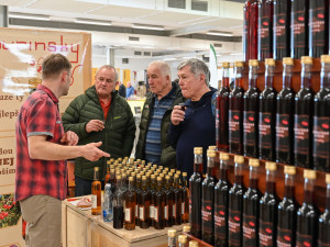 FOTOGALERIE: Invaze včelařů na Černé louce. Výjimečné ve střední Evropě