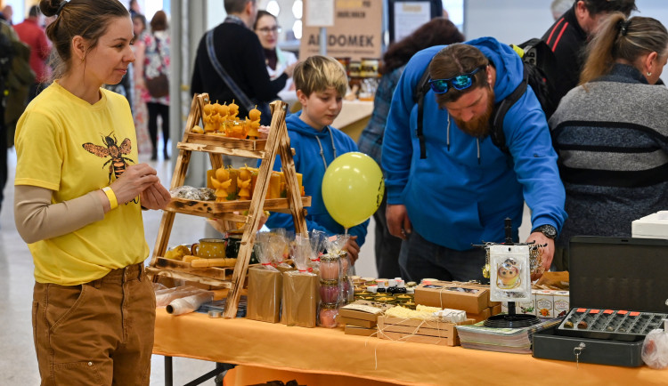 FOTOGALERIE: Invaze včelařů na Černé louce. Výjimečné ve střední Evropě
