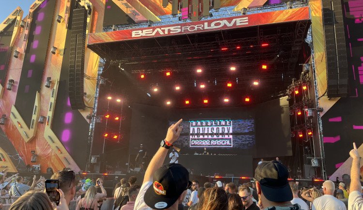 FOTOGALERIE: Beats for Love. Drumy duní pod vyhaslými vysokými pecemi