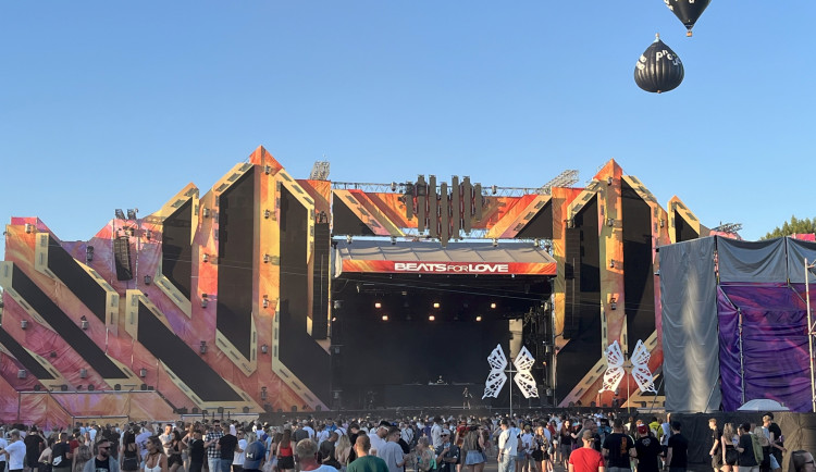 FOTOGALERIE: Beats for Love. Drumy duní pod vyhaslými vysokými pecemi