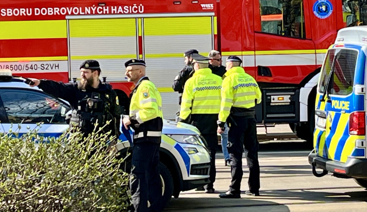 FOTO: V centru Ostravy hoří panelák, kolemjdoucí děsí plameny a hustý dým