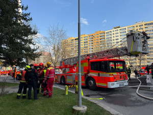 FOTO: V centru Ostravy hoří panelák, kolemjdoucí děsí plameny a hustý dým