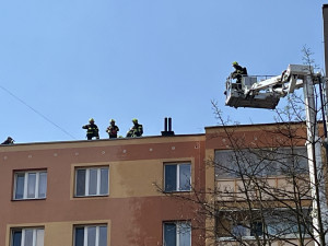 FOTO: V centru Ostravy hoří panelák, kolemjdoucí děsí plameny a hustý dým