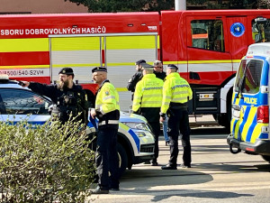 FOTO: V centru Ostravy hoří panelák, kolemjdoucí děsí plameny a hustý dým