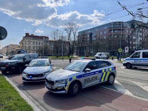 FOTO: V centru Ostravy hoří panelák, kolemjdoucí děsí plameny a hustý dým