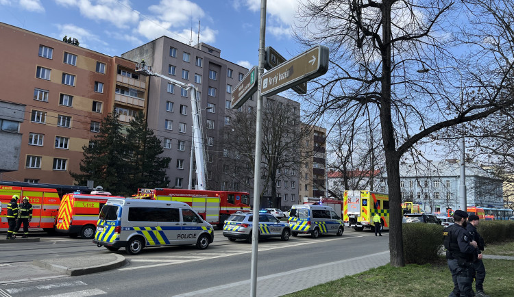 FOTO: V centru Ostravy hoří panelák, kolemjdoucí děsí plameny a hustý dým