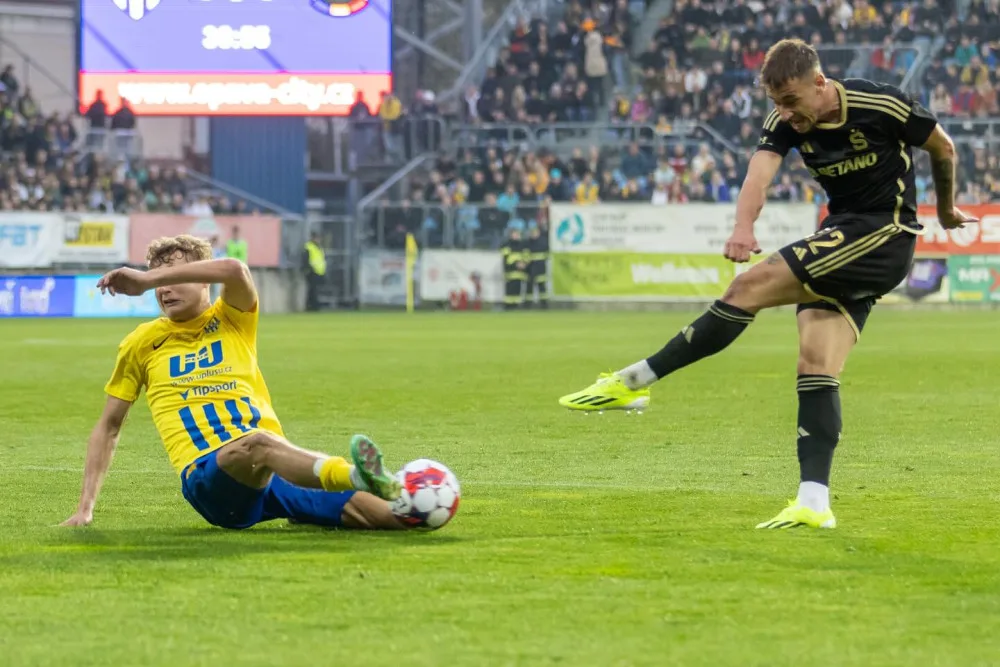 Fotbalisté Sparty vyhráli v Opavě a jsou potřetí za sebou ve finále poháru.