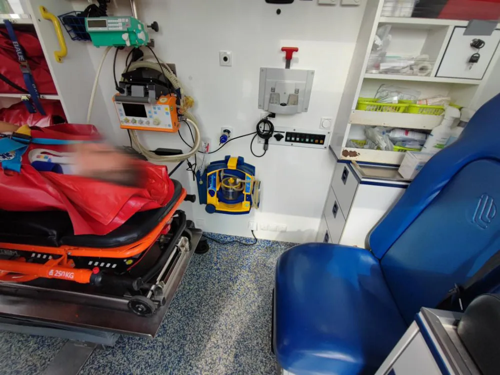 Žena se vážně poranila na koloběžce. Do nemocnice ji transportoval vrtulník.