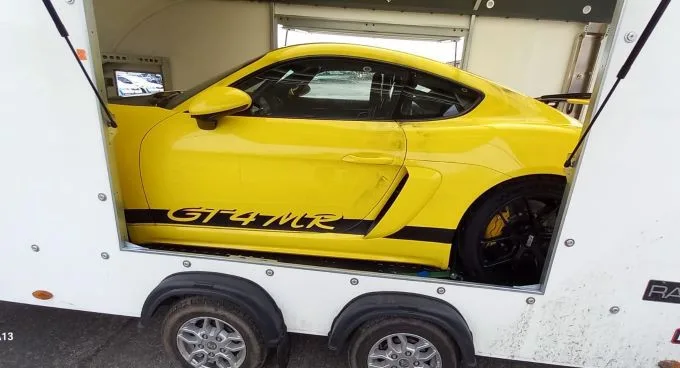Podezřelý přívěs na parkovišti ukrýval ukradené Porsche z Německa.