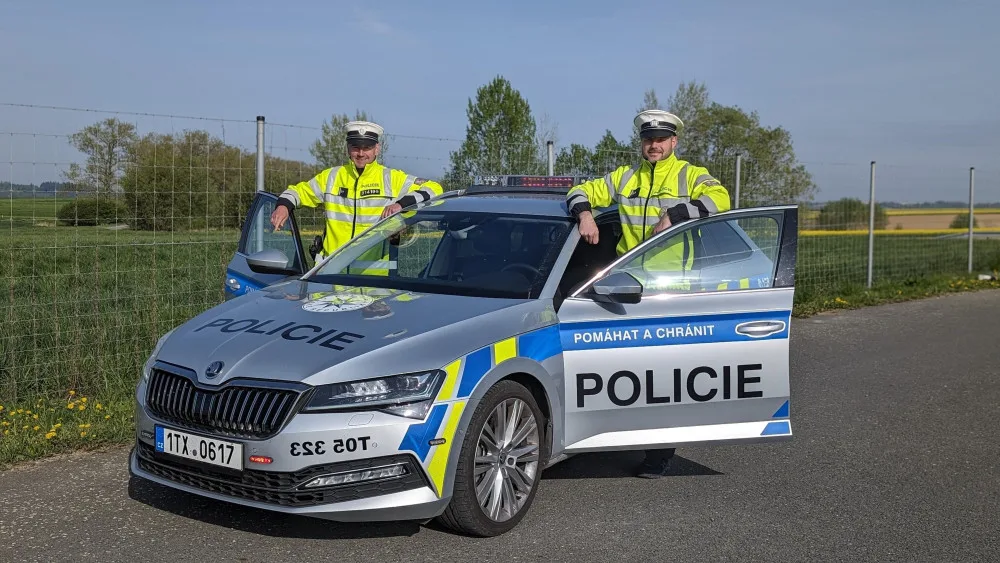 Služba, na kterou dvojice policistů nezapomene. Společně pomáhali při porodu na dálnici.