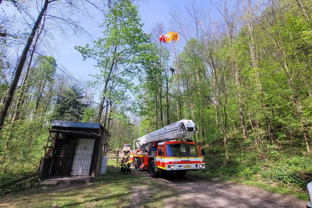 Hasiči sundávali paraglidistu ze stromu. Událost zaměstnala dvě jednotky hasičů