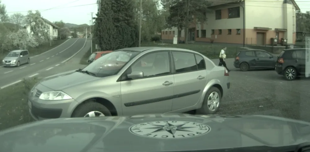 Mladé ženě ujelo nezabrzděné auto. Pohotová hlídka policistů ho po pár metrech zastavila.