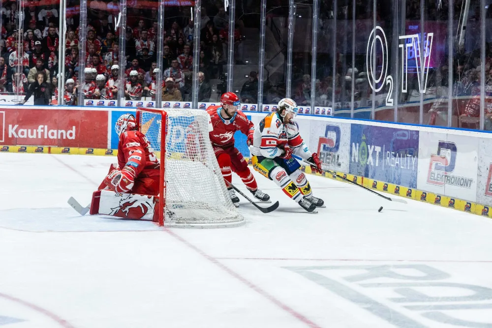 Hokejisté Třince vyhráli první finále extraligy v Pardubicích 2:1.