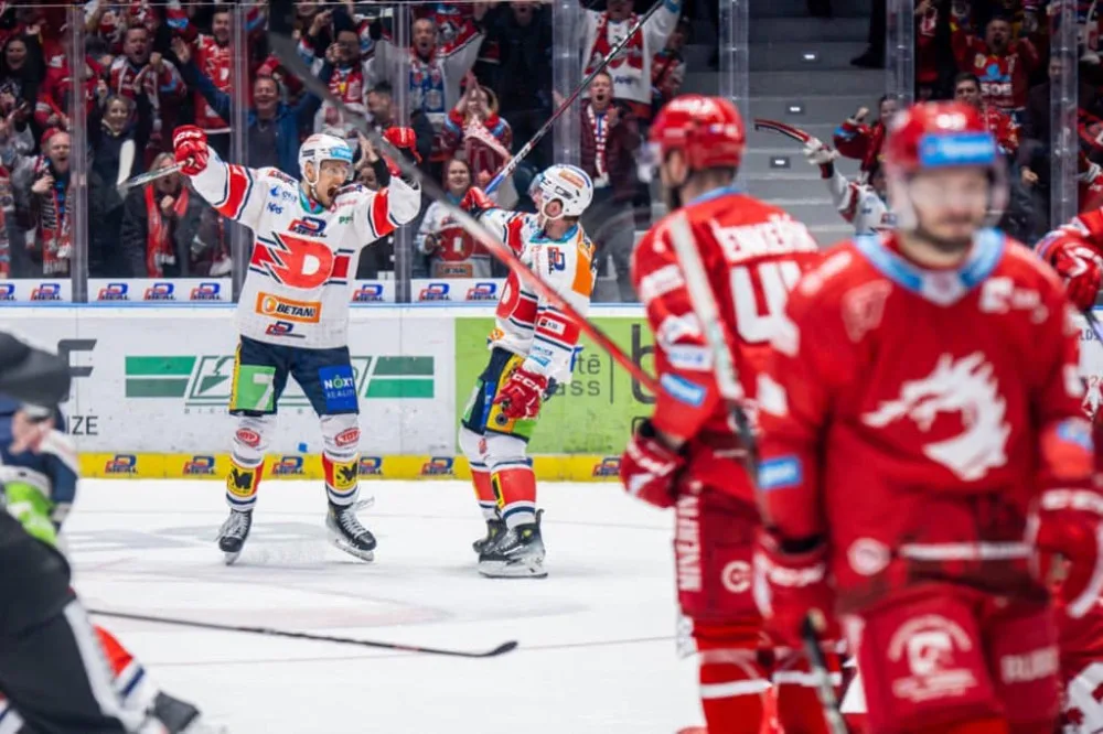Hokejisté Pardubic porazili Třinec 6:3 a vyrovnali stav finále na 1:1.