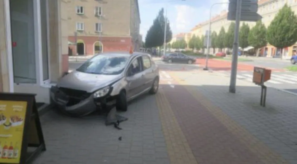 Řidič ujížděl policistům. Při zběsilé jízdě srazil chlapce čekajícího u přechodu