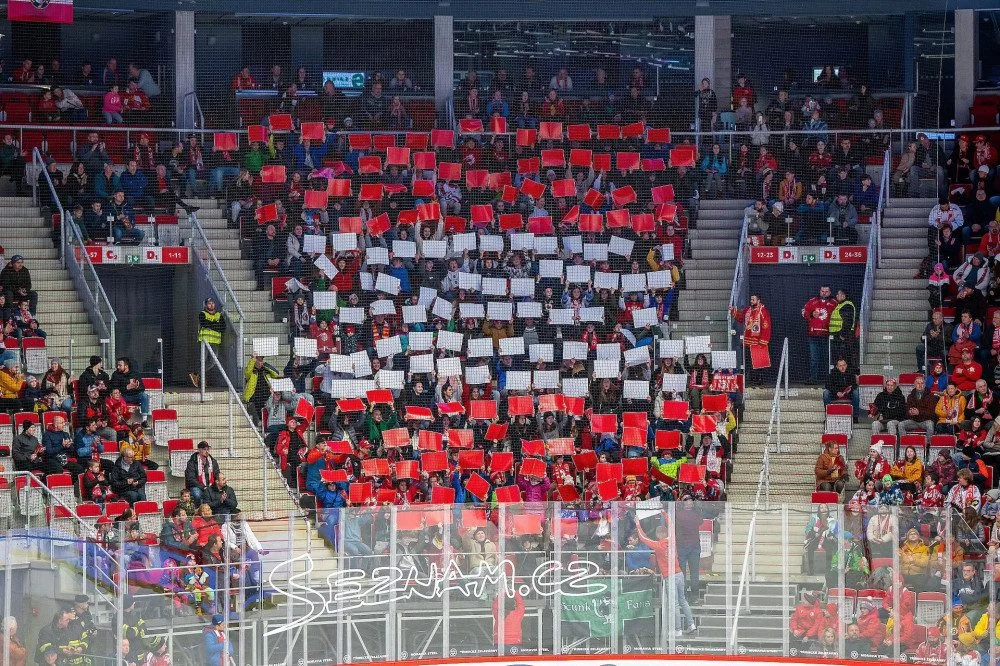 Hokejisté Třince přišli pro zbytek finále o zraněného obránce Marinčina.
