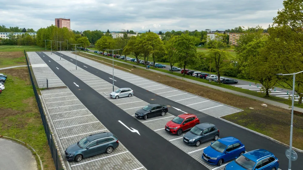 Řidiči v Havířově mohou využívat nové parkoviště u nemocnice se 160 místy.