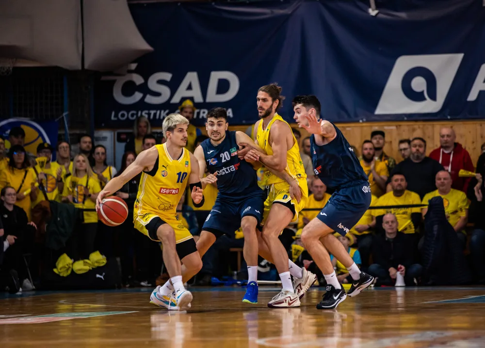 Sudí za chybu ve čtvrtfinále basketbalistů v Ostravě mají stopku do konce sezony.