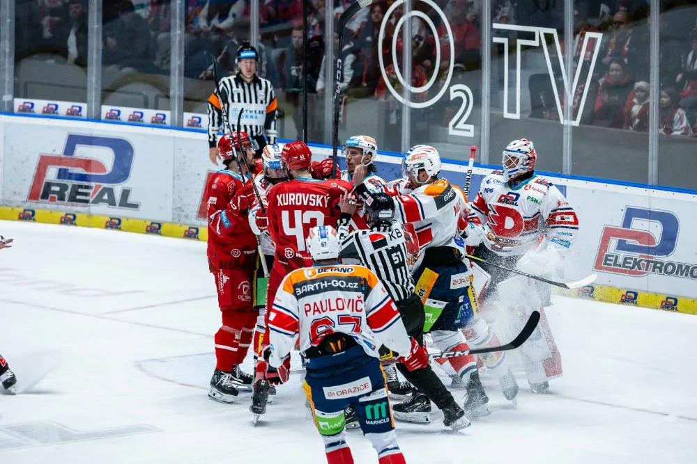 Hokejisté Pardubic porazili potřetí Třinec a v pátek mohou slavit titul.