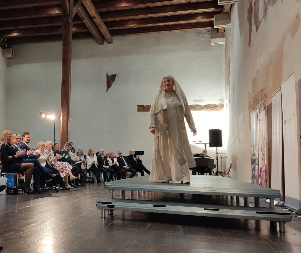 FOTOGALERIE: Netradiční přehlídka historických kostýmů připomněla závažnost rakoviny. Modely se stali sami pacienti