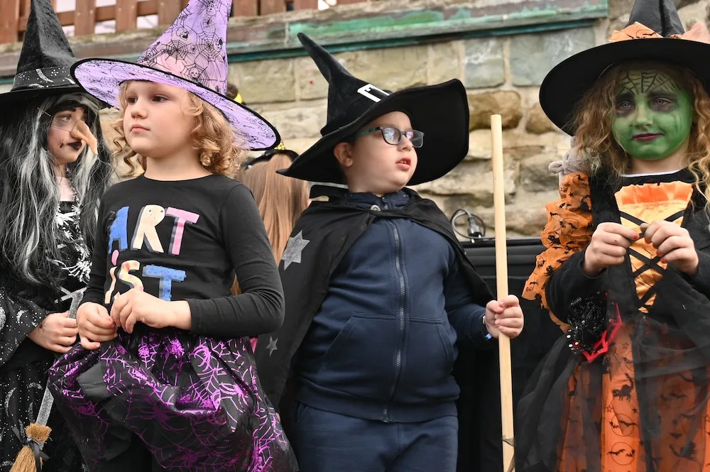 V Ostravě pálili čarodějnici. Lidé oblehli hrad