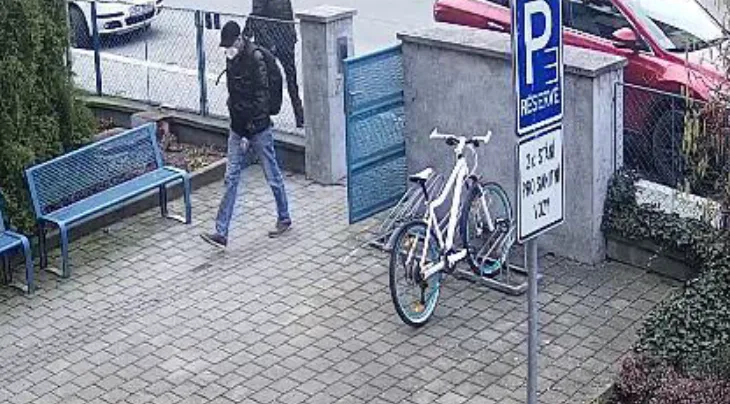 Policie hledá muže z fotografie. Poznáváte ho?