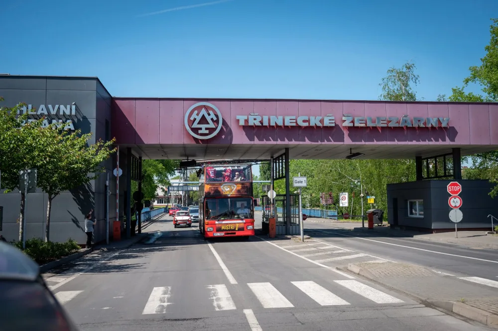 Hokejoví Oceláři projeli Třincem, titul oslavili s hutníky i sestřičkami.