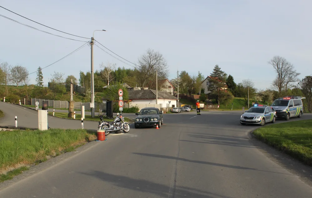 Policisté pátrají po svědcích dopravní nehody, při které se střetl Harley s Jaguárem.