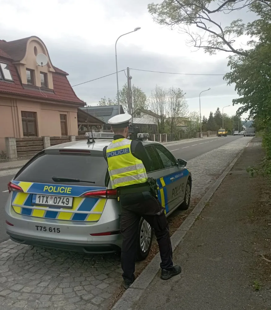 Stovky přestupků. Policisté přistihli osmdesát řidičů s telefonem, v Ostravě zastavili cizince pod vlivem drog