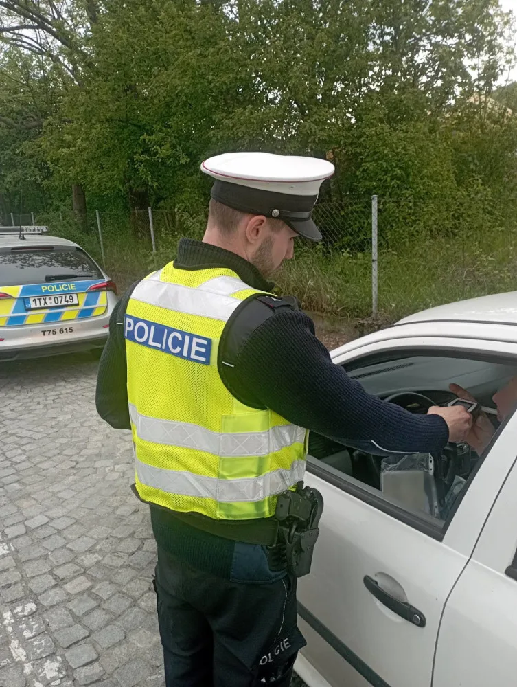 Stovky přestupků. Policisté přistihli osmdesát řidičů s telefonem, v Ostravě zastavili cizince pod vlivem drog